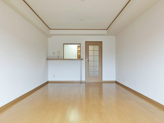 明るさと広がりのある洋室。