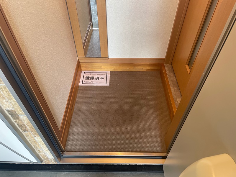 玄関からいきなり廊下ではなく、１枚のドアがあります。