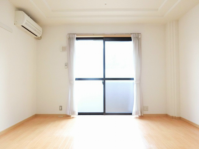 ゆったり9.1帖の洋室です。