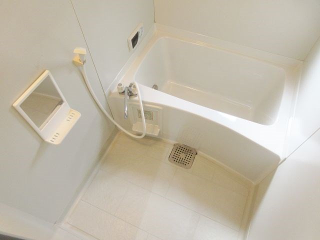 窓のあるバスルーム、追い焚き機能もあります。