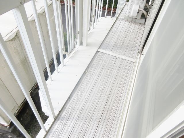 風をさえぎることのないバルコニー。不審者が潜む恐れも低く、防犯性に優れいています。