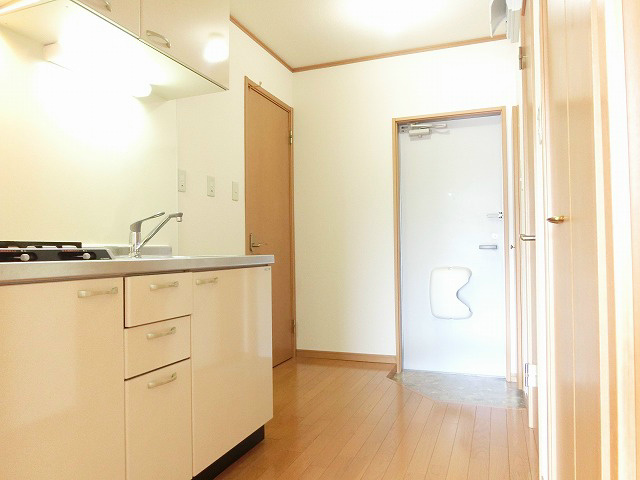 玄関を多面形にすることで、通路にゆとりができています。