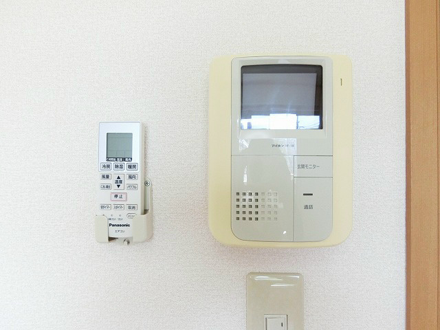 モニター付きインターホンとエアコンのコントローラー