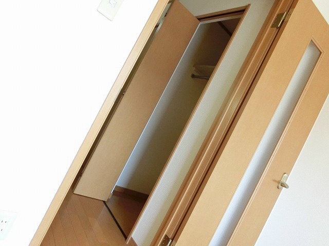 収納は通路部分に。