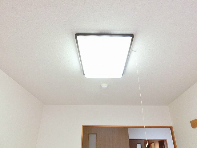 天井に取り付けタイプの照明付き。