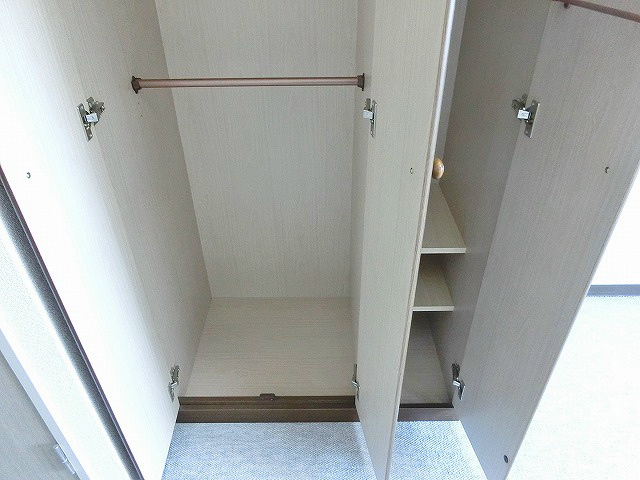 洋室に備え付けの洋服タンス