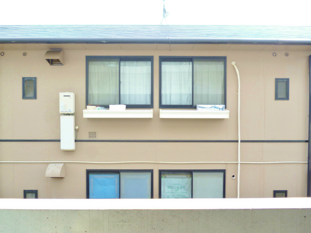 隣は少し離れて建物ございます