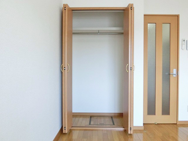 枕棚とハンガーパイプが施されたクローゼット