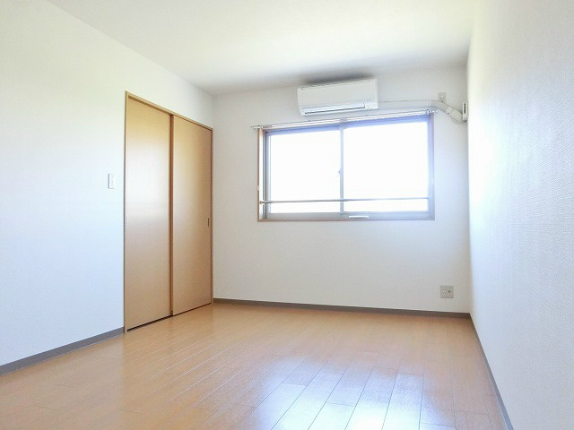 エアコン付きの洋室