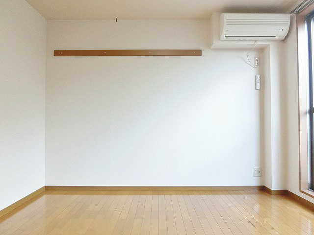 洋室の壁には付長押があります。軽い衣類などを掛けておくのに便利。