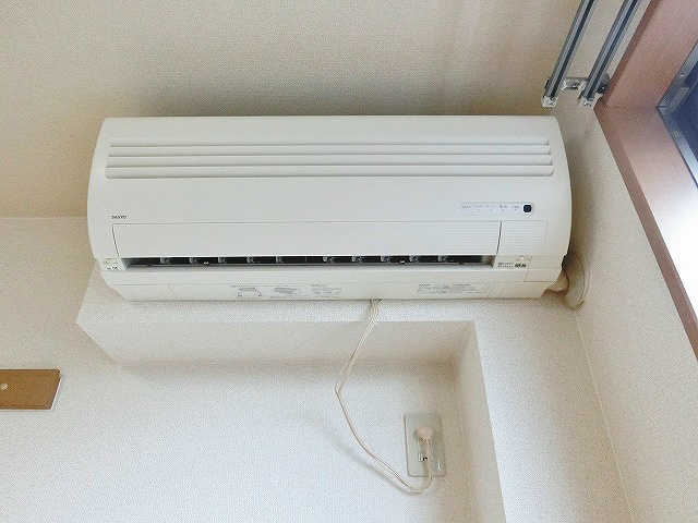 洋室に設置されたエアコン
