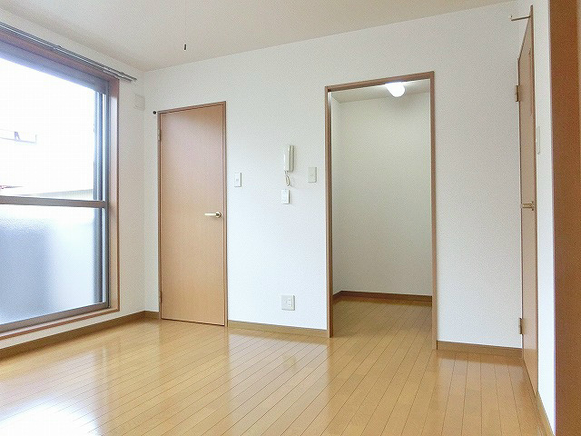 洋室の奥にキッチンスペース