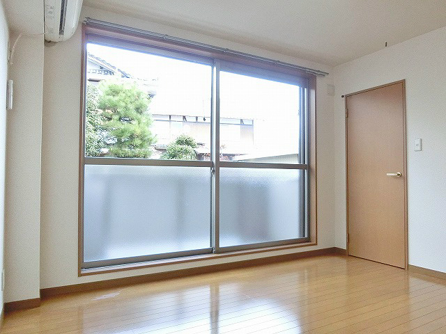 北面の窓となります。安定した明るさです。