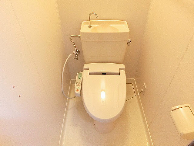 ウォシュレット機能つきのトイレ