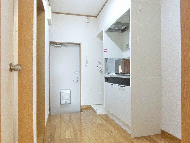 コンパクトキッチンを採用し、スペースにゆとりをもたせています。