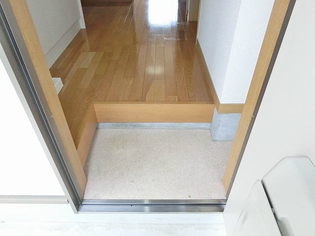 段差のある玄関。下足が上がりこんできませんよ。