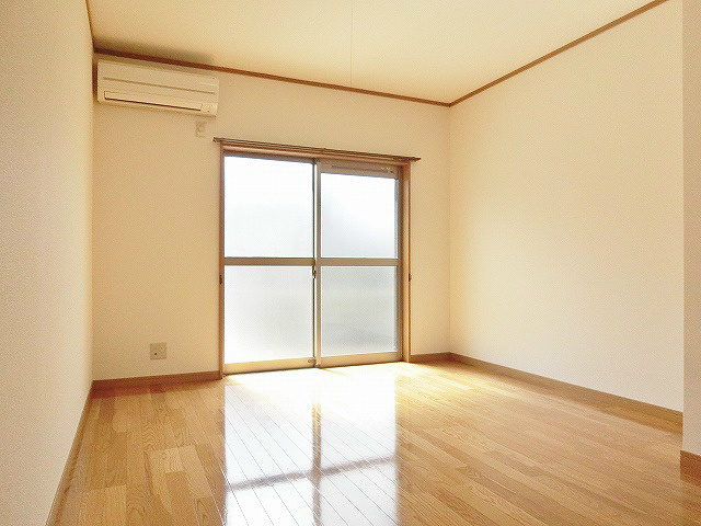 心地よい採光に恵まれた洋室