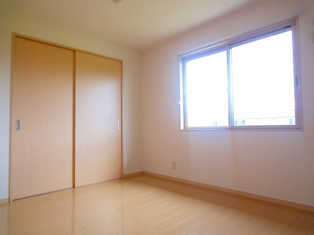 日当たりの良い寝室になります。