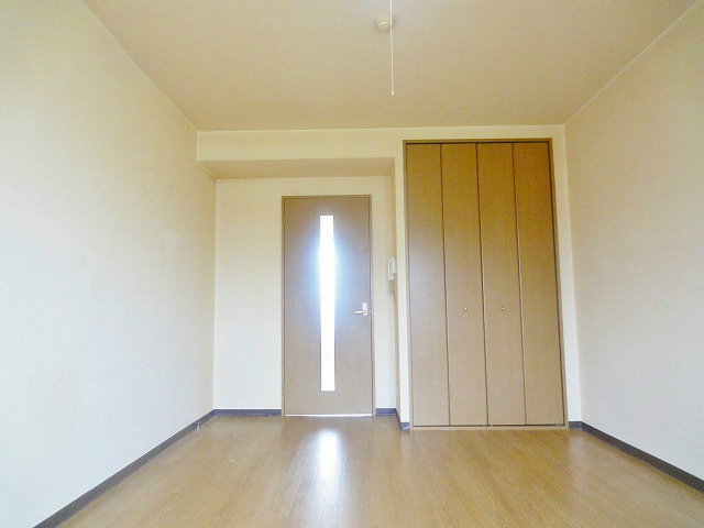 クローゼット付きのお部屋になります。