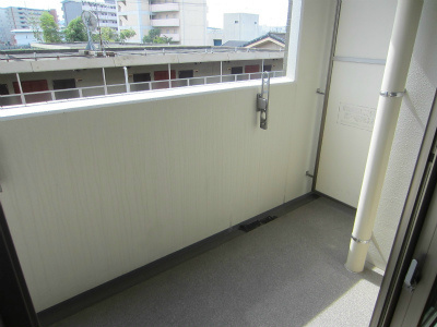 広いバルコニー御座います。