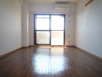 洋室9.9帖のお部屋です