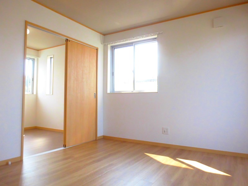 木目調の温かみのあるお部屋です。