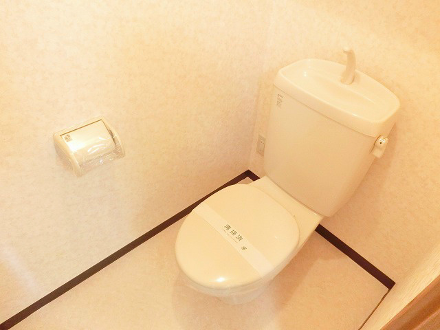 コンパクト設計のトイレ。お手入れがしやすそうです。