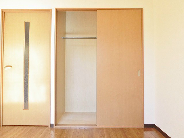 引き戸タイプの収納スペース。ハンガーパイプが施されています。