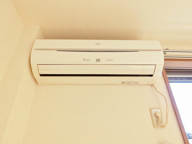 洋室に既設のエアコン。