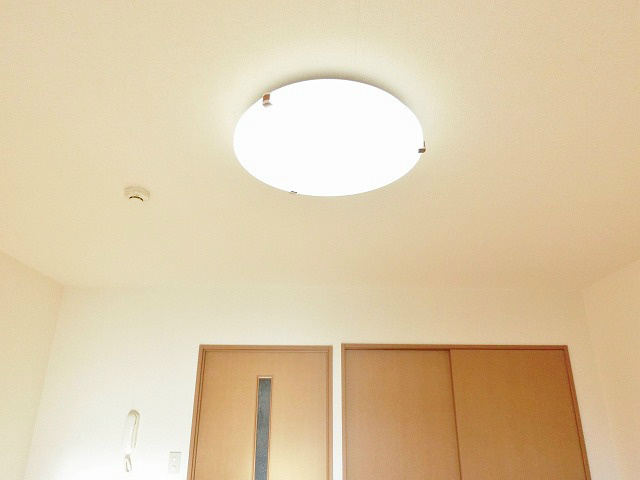 お部屋全体を明るく照らすシーリングライト。