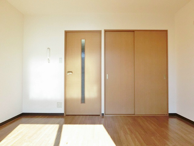 陽の光が差し込む洋室。