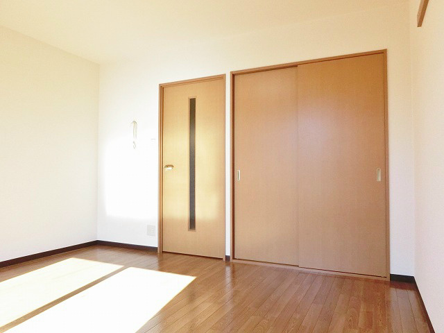 8帖の洋室。落ち着いた印象です。