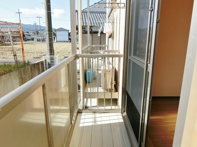 風通しの良いベランダ。物干し金具付き。