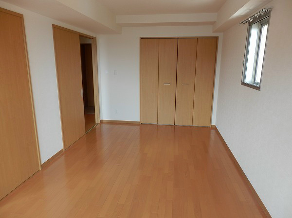 角部屋には小窓付の寝室