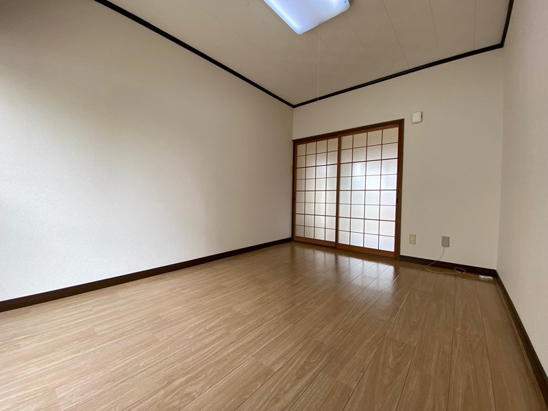 1階の6帖の洋室です。