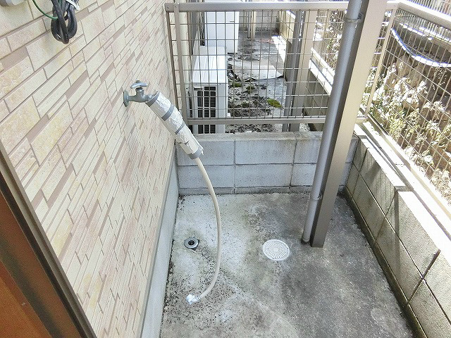 ベランダにある洗濯機設置場所