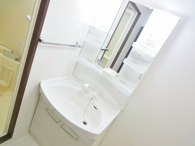 清潔感のある洗面所になります。