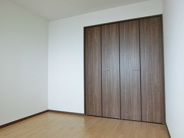落ち着いた印象のベッドルーム
