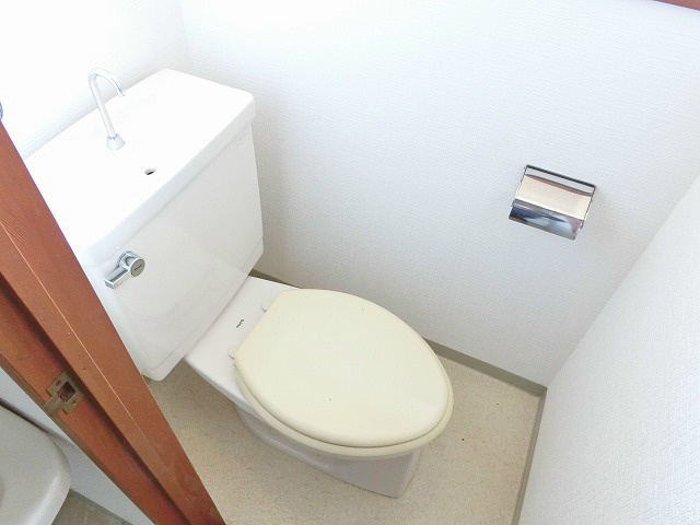 クロスが明るく、清潔感のあるWC