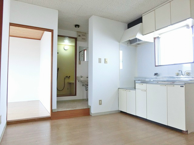 壁が明るく圧迫感が軽減されています。