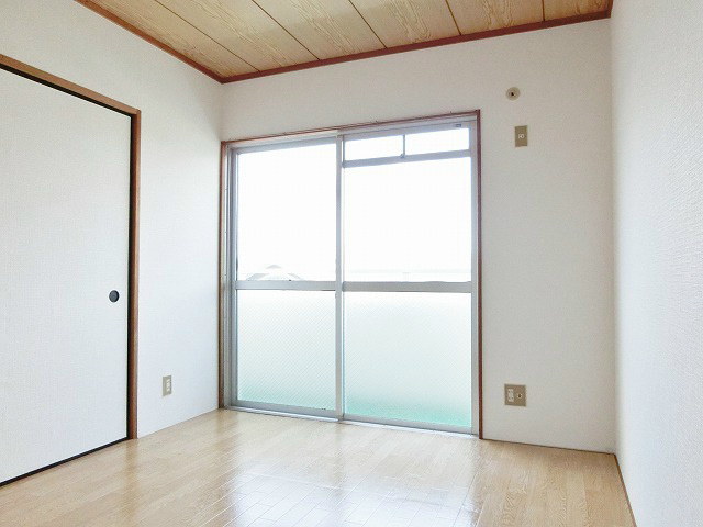 スリガラスから日の光が差し込みます。