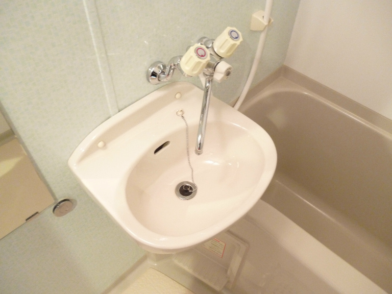 洗面台は浴室と一体になっています
