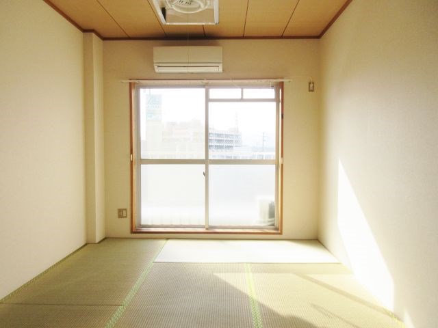 写真の家具家電はディスプレイです。