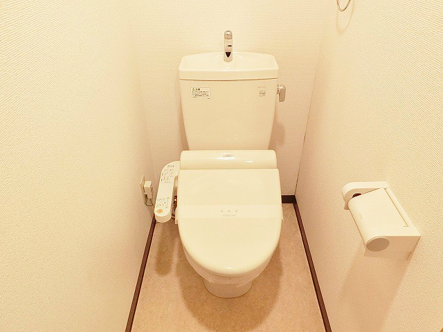 衛生的で落ち着いた印象のトイレスペース