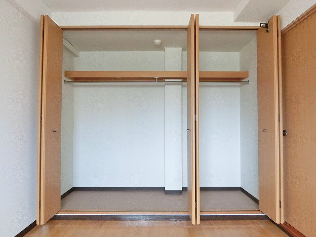洋室6　幅と奥行き、自慢の収納力。
