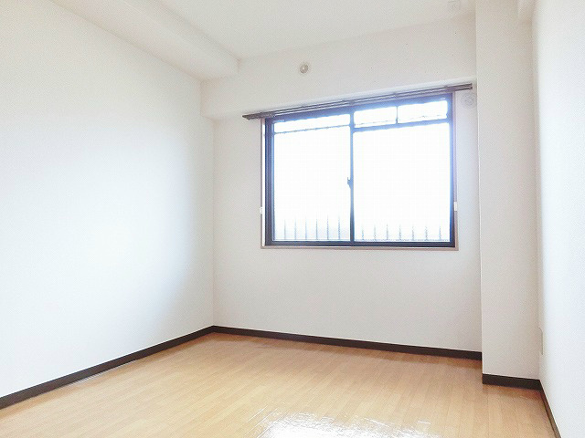 北面からの安定した採光の洋室6帖