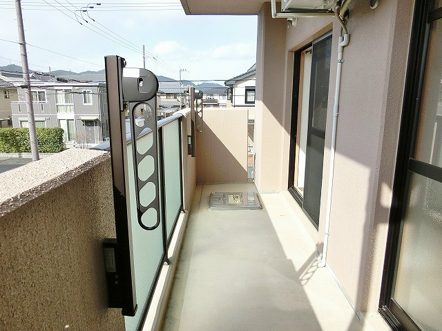 日当りの良いバルコニー。広くお使いいただけます。