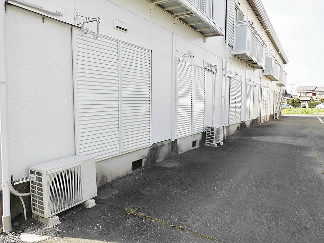 雨戸と物干し金具の取り付けがあります。