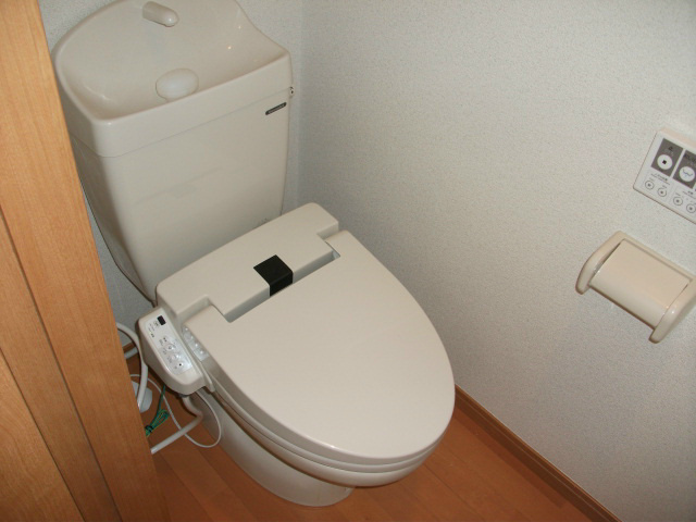 ウォシュレット機能付きのトイレ。