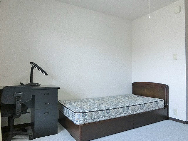 洋室にはベッドとデスクも備え付けられています。